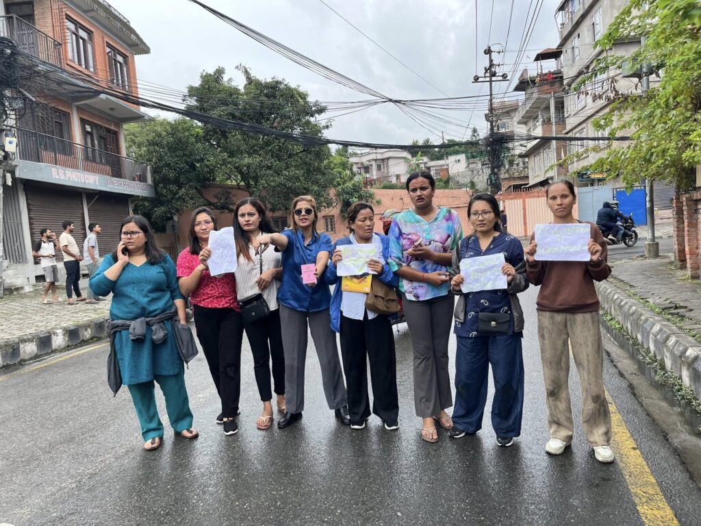 ‘राष्ट्रपतिलाई सार्वजनिक गर’ भन्दै काठमाडौंका विभिन्न स्थानमा नेविसंघको प्रदर्शन